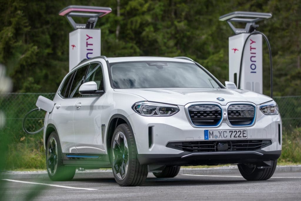 BMW iX3 Elektrikli Arabanın Türkiye Fiyatı Nedir? 11 bmw ix3 close shot white front grille