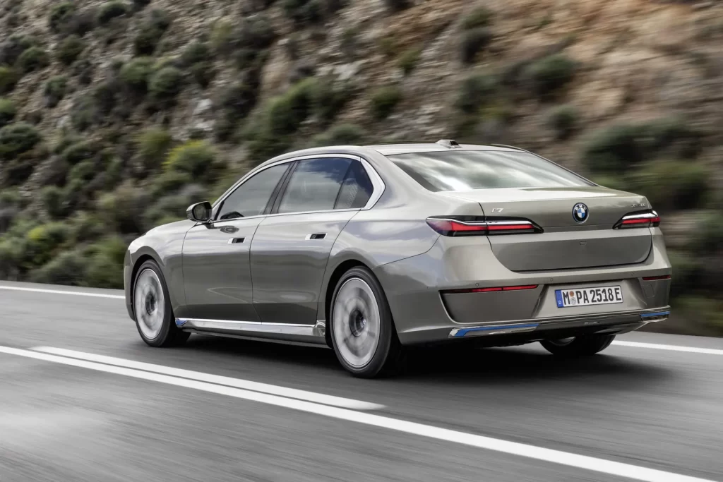 BMW i7 xDrive60 Elektrikli Araba