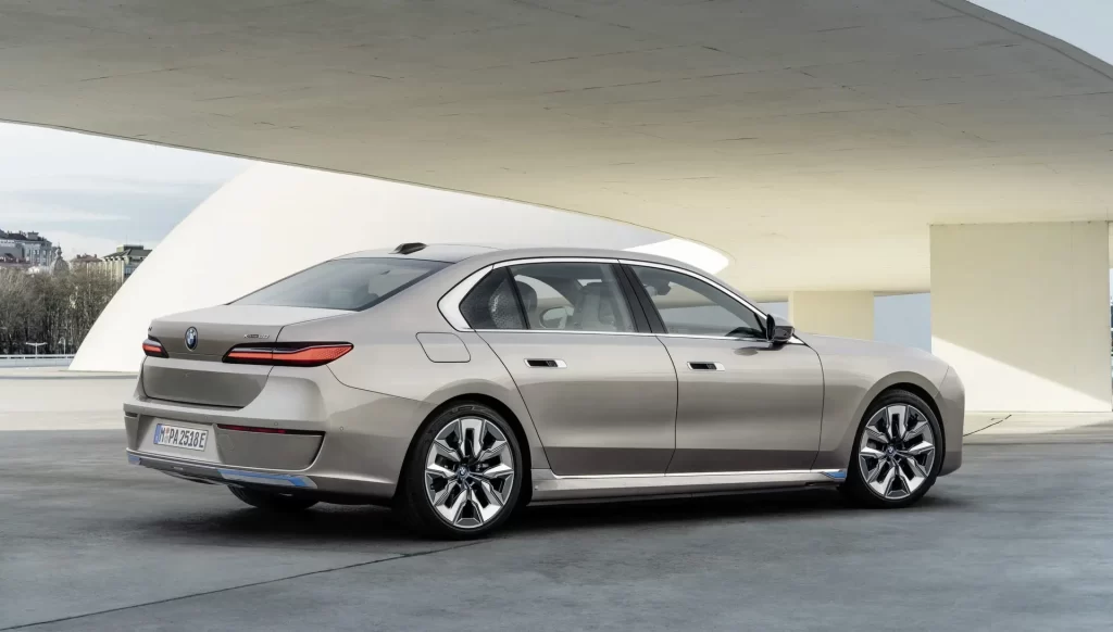 BMW i7 xDrive60 Elektrikli Araba