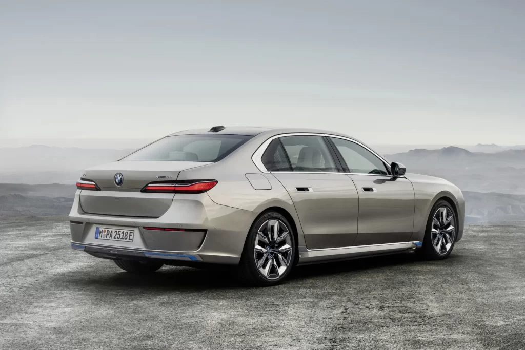 BMW i7 xDrive60 Elektrikli Araba